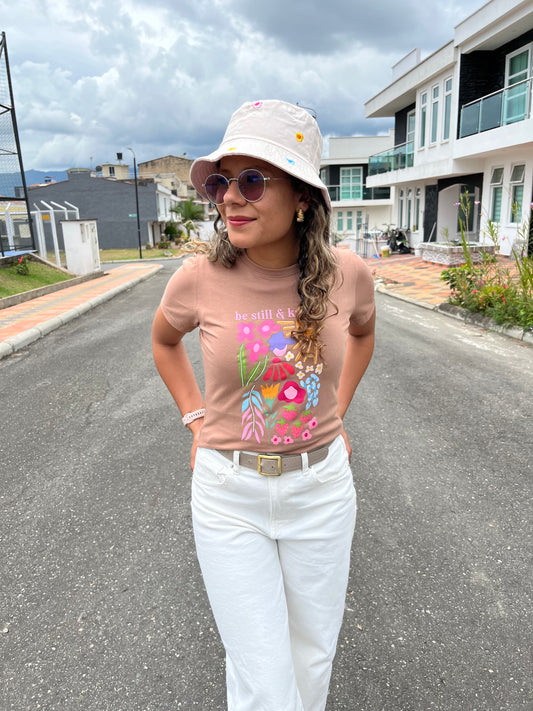 Camiseta Be Still & Bloom